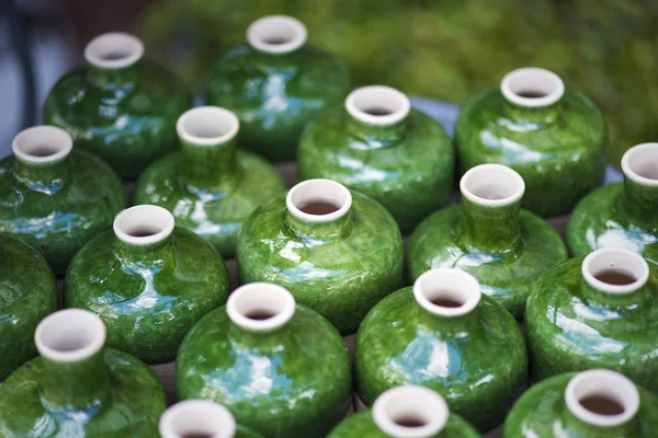 Ряды зеленых маленьких ваз — стоковое фото