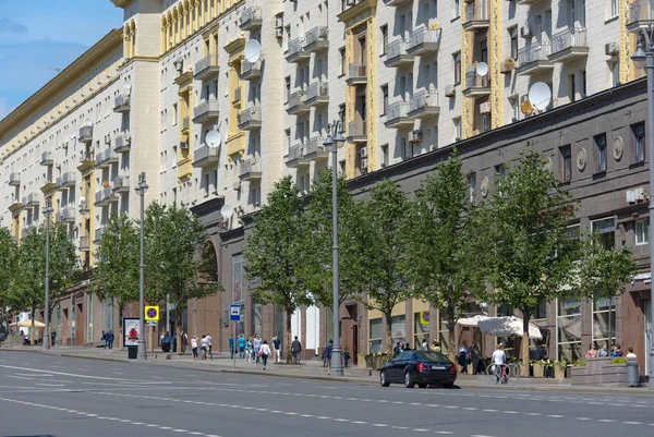 Главная улица Москвы - Тверская и городская жизнь — стоковое фото