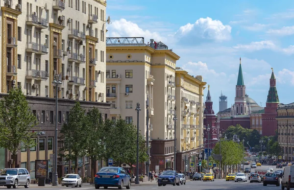 Главная улица Москвы - Тверская и городская жизнь — стоковое фото