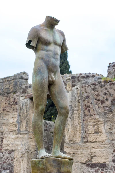 Σύγχρονο άγαλμα μεταξύ αρχαία ερείπια της πόλης Πομπηία — Φωτογραφία Αρχείου