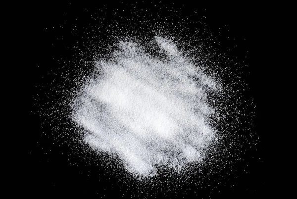 Cristales de sal aislados sobre fondo negro — Foto de Stock