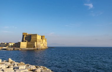 Antik Castel dell'Ovo ve Tiren Denizi muhteşem akşam Napoli, İtalya