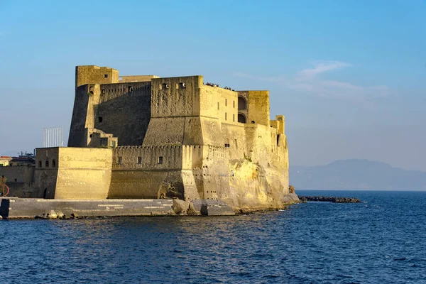 Antik Castel dell'Ovo ve Tiren Denizi muhteşem akşam Napoli, İtalya