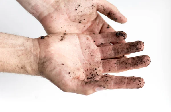 A mezőgazdasági termelő, piszkos kéz, a piszkos kéz által a tenyér felfelé földön — Stock Fotó