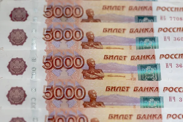 Satır Rus 5000 ruble, iş geçmişi — Stok fotoğraf