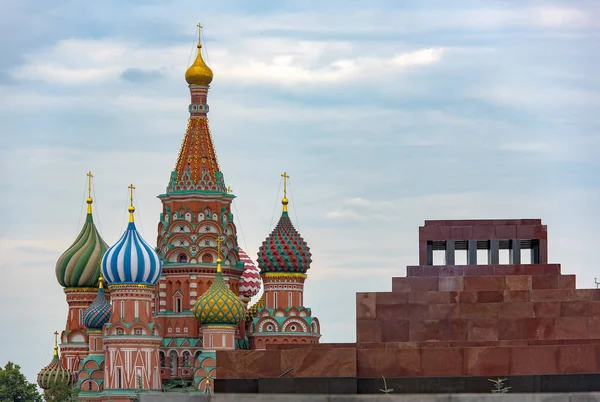 Красная площадь с собором Василия Блаженного и Мавзолеем Ленина в Москве — стоковое фото