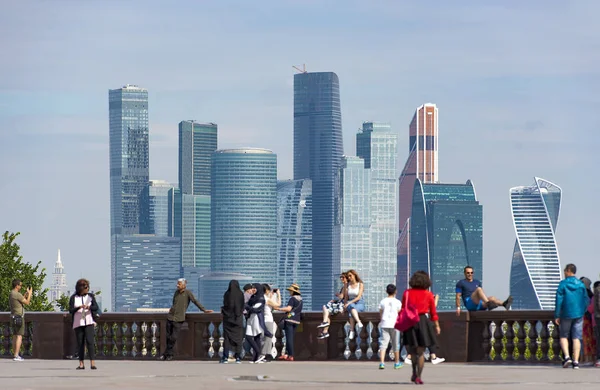 Touristes sur les collines de Vorobiev à Moscou — Photo