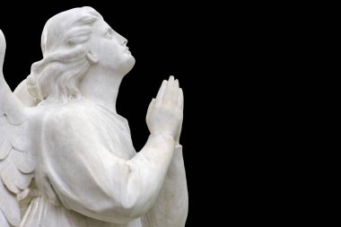 Beyaz mermer melek, bir mezarlık heykeli