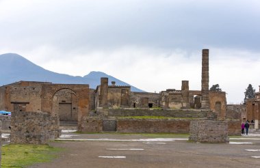 Pompeii şehri antik kalıntıları arasında yürüyen turist