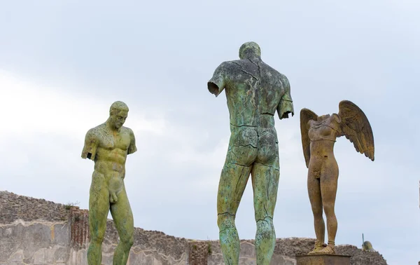 Estatua moderna entre ruinas antiguas de Pompeya — Foto de Stock