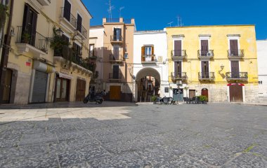 Geleneksel İtalyan şehir Bari evlerde küçük kare 