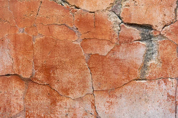 古い赤ひびの入った壁の表面 — ストック写真