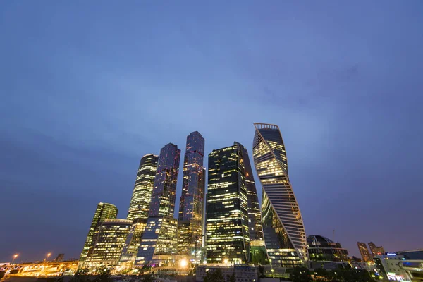 Vue de nuit de la ville de Moscou, partie moderne de Moscou, gratte-ciel de haute technologie autour du quartier des affaires de la ville, Russie — Photo