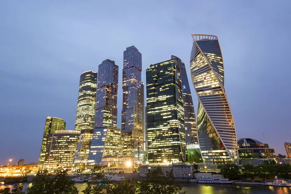 Vista nocturna de la ciudad de Moscú, parte moderna de Moscú, rascacielos de alta tecnología alrededor de la parte comercial de la ciudad, Rusia — Foto de Stock