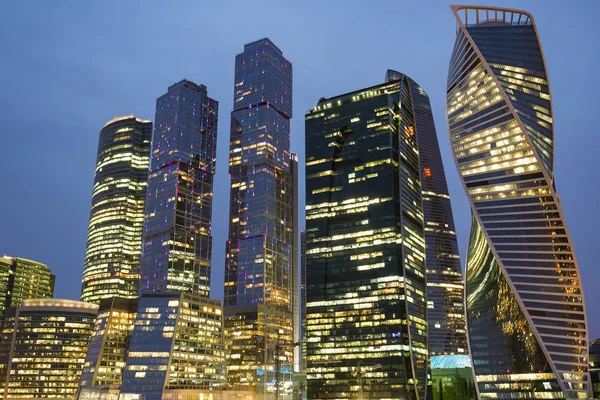 Vue de nuit de la ville de Moscou, partie moderne de Moscou, gratte-ciel de haute technologie autour du quartier des affaires de la ville, Russie — Photo