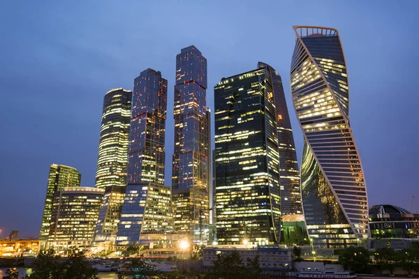 Vista nocturna de la ciudad de Moscú, parte moderna de Moscú, rascacielos de alta tecnología alrededor de la parte comercial de la ciudad, Rusia — Foto de Stock