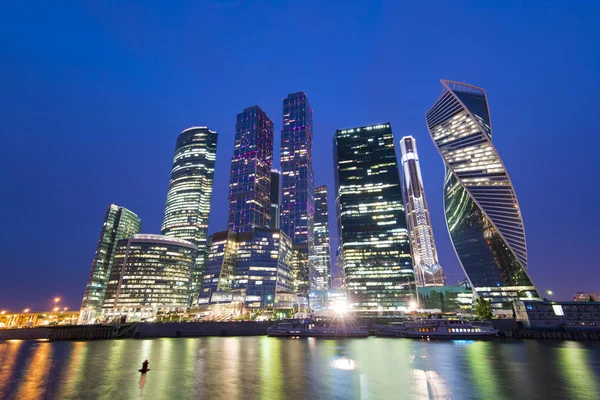 Vista nocturna de la ciudad de Moscú, parte moderna de Moscú, rascacielos de alta tecnología alrededor de la parte comercial de la ciudad, Rusia — Foto de Stock