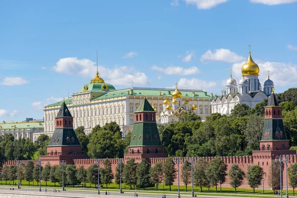 Удивительный летний вид на Московский Кремль в России — стоковое фото