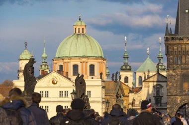 Prague, Prag'daki Charles Köprüsü insanlar turist kalabalık muhteşem akşam