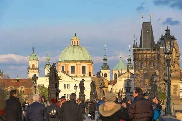 Erstaunlicher Abend in Prag, Menschenmenge Touristen auf der Karlsbrücke in Prag — Stockfoto