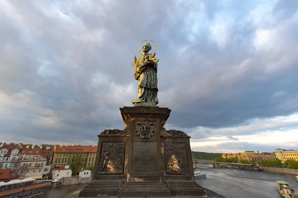 Prager Karlsbrücke, der heilige Nepomuk — Stockfoto