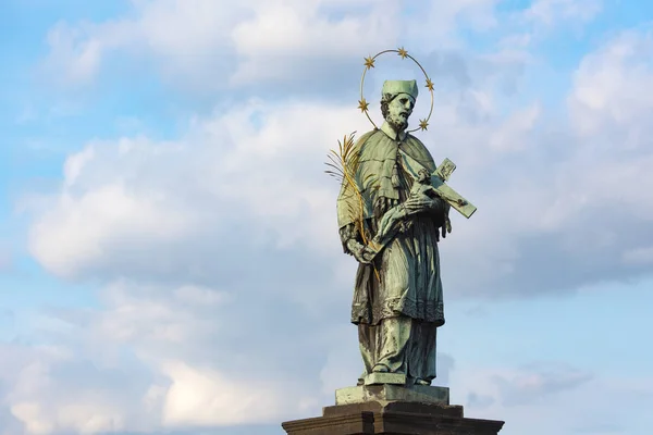 Prager Karlsbrücke, der heilige Nepomuk — Stockfoto