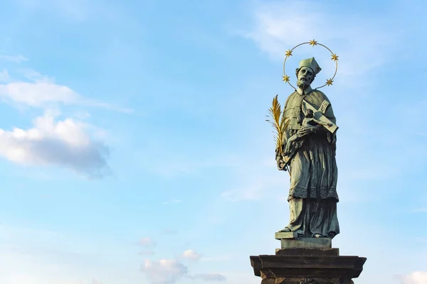 Prager Karlsbrücke, der heilige Nepomuk — Stockfoto