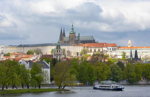La vista más popular de los principales lugares de interés en Praga — Foto de Stock