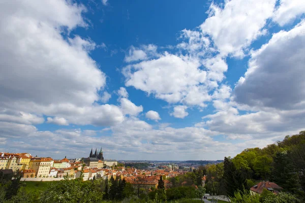 Increíble vista panorámica al casco antiguo de Praga — Foto de Stock