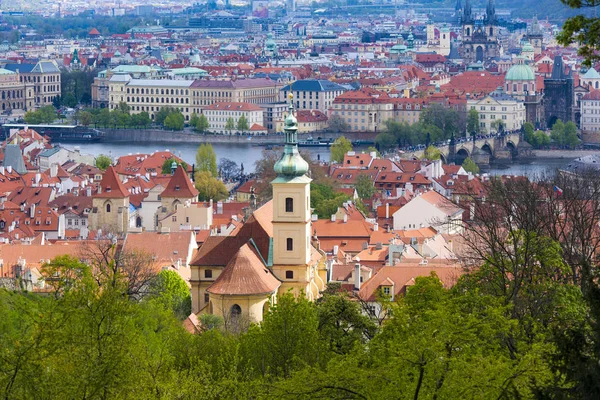 令人惊叹的全景到布拉格老城 — 图库照片