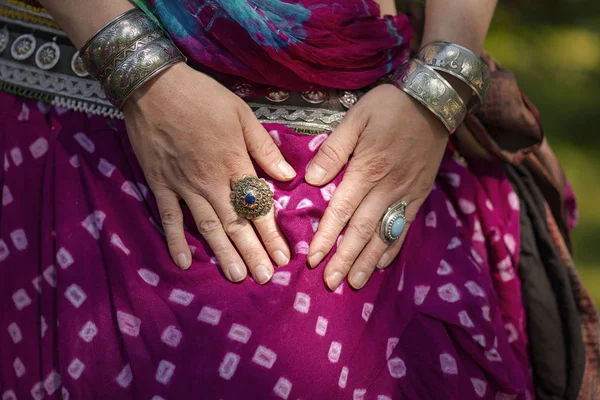 Brazos de una anciana india con joyas tradicionales —  Fotos de Stock