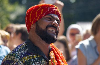 Bağımsızlık günü (Hindistan) Moskova'da kutlama sırasında kimliği belirsiz bir park geleneksel Hint elbise giymiş 