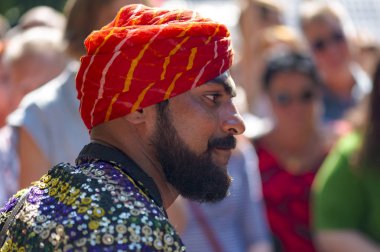 Bağımsızlık günü (Hindistan) Moskova'da kutlama sırasında kimliği belirsiz bir park geleneksel Hint elbise giymiş 