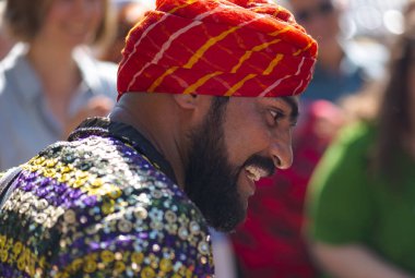 Bağımsızlık günü (Hindistan) Moskova'da kutlama sırasında kimliği belirsiz bir park geleneksel Hint elbise giymiş 