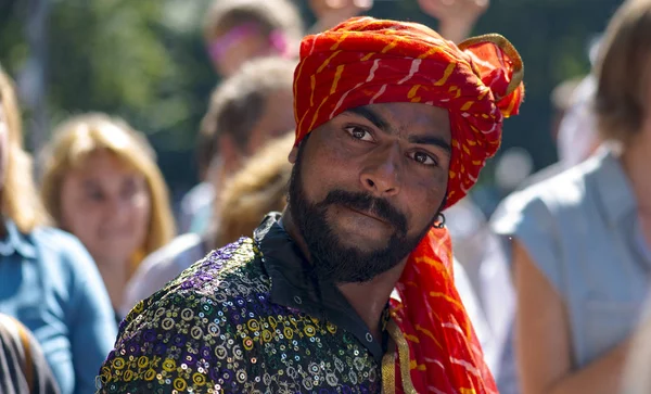 Неизвестный мужчина в традиционной индийской одежде в парке во время празднования Дня Независимости (Индия) в Москве — стоковое фото