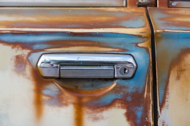 Eski araba eski model paslı araba detayını yakın çekim