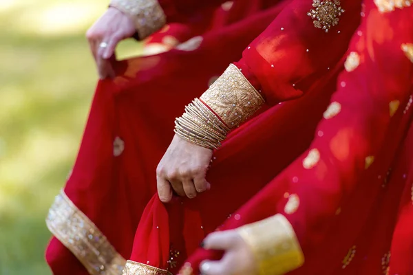 Mujeres indias vestidas con sari tradicional en un parque de la India —  Fotos de Stock