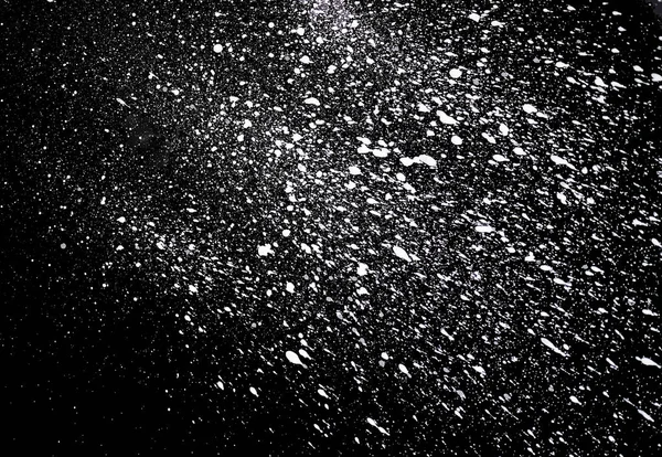 黒い背景に塗料のホワイト スプレー — ストック写真