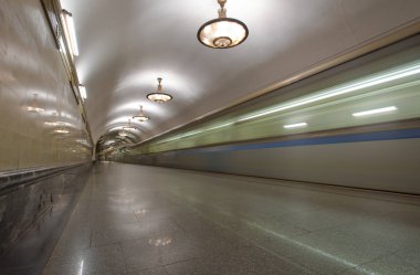 Bir metro istasyonu platforma gelen tren