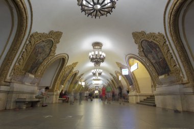 İç Moskova'da Moskova metrosu platformu 