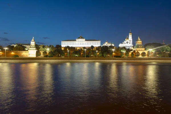 Удивительный панорамный вид на историческую часть Москвы вечером в России — стоковое фото