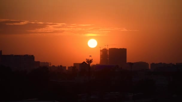 Şehir üzerinde şaşırtıcı günbatımı — Stok video