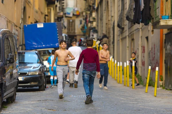 Cidadãos do famoso bairro Quartieri Spagnoli em Nápoles em 31 de março. 2017 na Itália — Fotografia de Stock