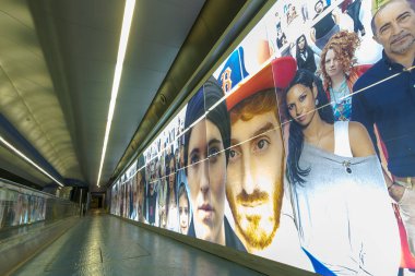  Metro istasyonu'na Napoli modern ve yaratıcı tasarım 