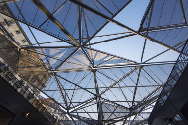 Yüksek teknoloji cam çatı, modern iç detay