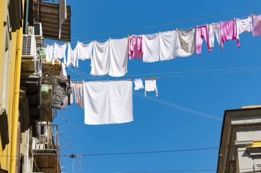 İtalyanca sokak Napoli'de kurumaya takılıyorum giysileri ile