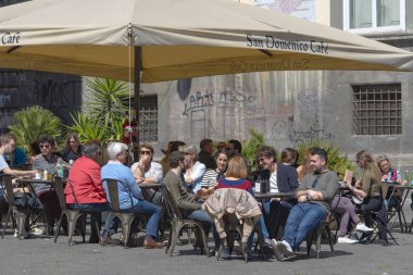 Napoli'de sokak bir kafede turistler 