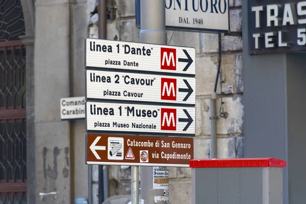 Sinais da cidade de estrada para estações de metro em Nápoles — Fotografia de Stock