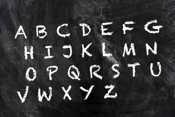 Alfabeto inglês por giz no quadro negro da escola — Fotografia de Stock