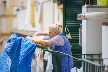 Yaşlı İtalyan kadın giysileri Napoli'de dışarı asılı 